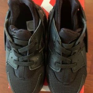 Nike Huarache Run (TD) Black Toddler Shoe is Size 8c